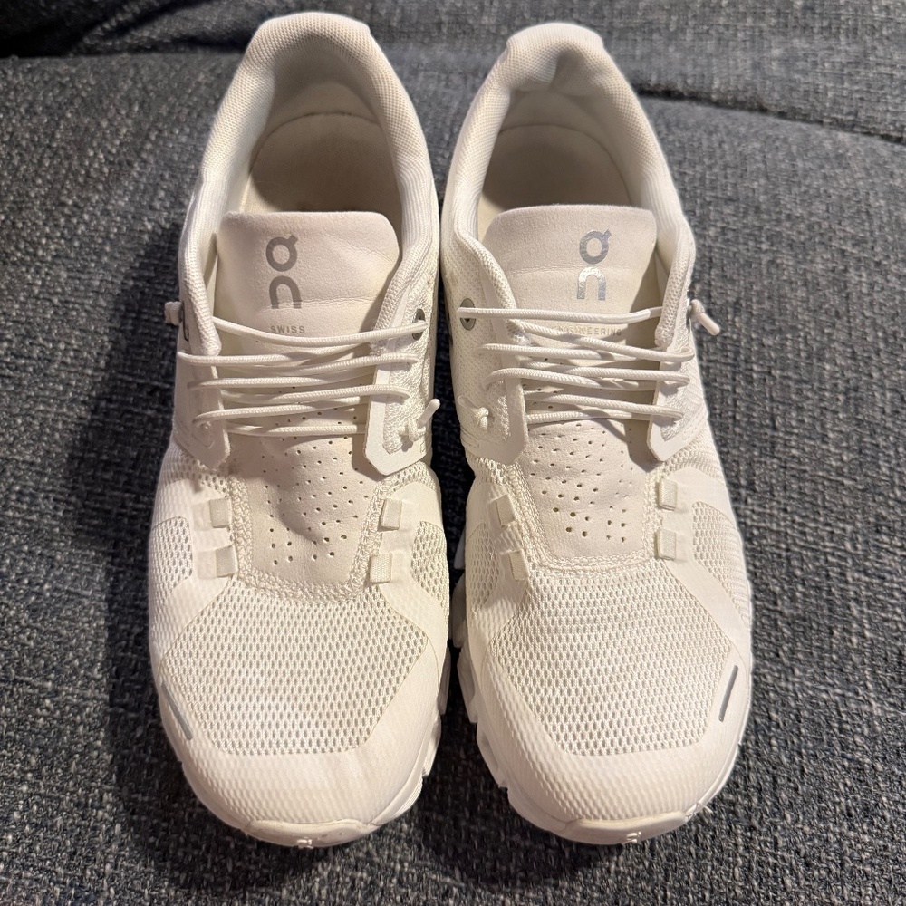 Women’s On Cloud running shoes (7.5)